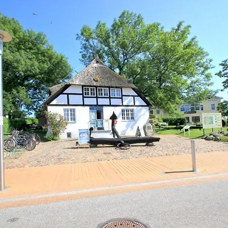 Buskam: Zentrale Mit Balkon Und Erlebnisbad-zugang Apartment *